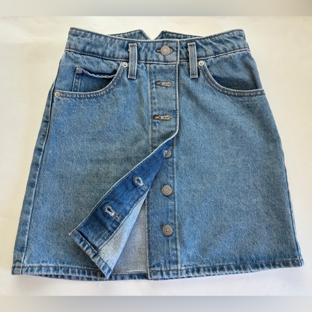 Levi’s Jeans Skirt - Women’s Light Blue Wash Mini Skirt. Size 24